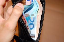 I bimbi trovano un portafogli e lo restituiscono