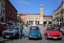 Il rombo dei bolidi d’epoca: in piazza la storia del motore