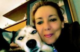 Giovane mamma scende dall'auto e muore in mezzo alla strada
