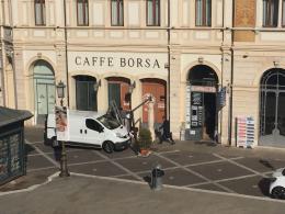 Lavori all'ex Caffè Borsa: affissi i manifesti della "prossima apertura"