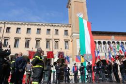 Applausi e ringraziamenti per i pompieri