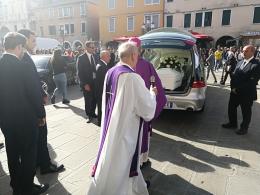 Una folla immensa e commossa per l’ultimo saluto a Davide