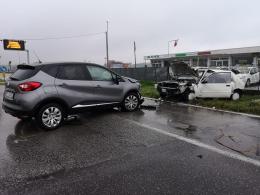 Schianto frontale, ferite 2 bambine. Viale  Amendola chiuso.