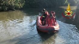 Sale sul ponte e si getta nel Po. E' gravissima