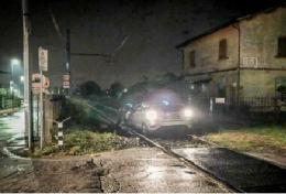 Peggio che in un incubo: finisce sui binari e l'auto si blocca