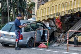 Anziana ha un malore alla guida e sfonda una vetrina: muore a 79 anni