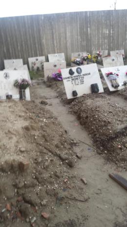 “Le tombe sono in mezzo al fango”