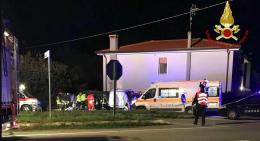 Si schianta col furgone contro la casa: è grave