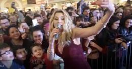 Fan in delirio per Valeria alla Fattoria