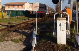 Tir si incastra nel passaggio a livello: treni in tilt e traffico impazzito in Romea