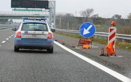 Fuori strada con l'autocarro in A13, muore 75enne