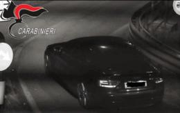 Sperona l’auto dei carabinieri, parte la caccia all'Audi pirata