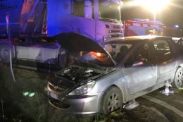 Due auto si schiantano contro un camion