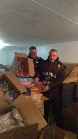 Maxi sequestro di pesce, carne e pasta avariati
