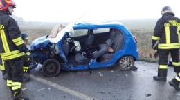 Si schianta contro un platano e poi viene tamponata da un'auto