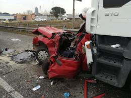 Tremendo incidente sulla Romea, muore schiacciata una 62enne