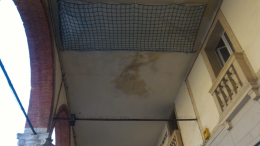 Acqua dal soffitto dei portici: zona transennata