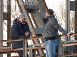 Trattativa con l'uomo in bilico sul ponte: "Non lo fare"