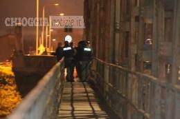 Voleva gettarsi nel fiume: salvato da una task force