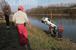 Auto cade in Canalbianco, sommozzatori in azione