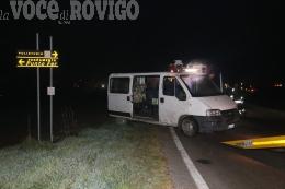 Carambola nel fossato, illesi in due nel furgone