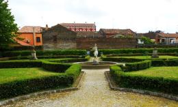 "Il bimbo straniero non può giocare al parco"