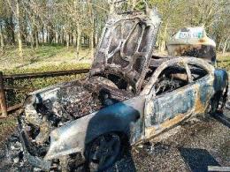 Terrore in strada: l'auto prende fuoco nella corsa