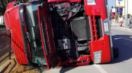 La folle corsa del tir finisce nel giardino di una casa
