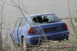 La secca restituisce un'auto, giallo sul Po