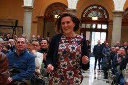 Silvia corre sola verso il Municipio