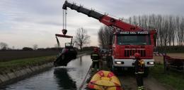 Finisce con l’auto nel canale e scappa