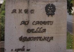 Profanato il monumento ai caduti. Città sotto shock