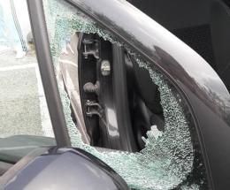 I ladri assaltano le auto nel piazzale 