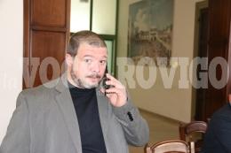 "Un patto: doniamo il 30% dell'indennità ai poveri"