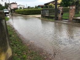 Due gocce di pioggia e la strada si allaga