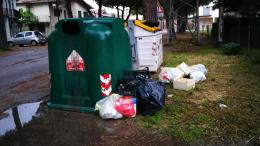 Rifiuti abbandonati in via Spalato