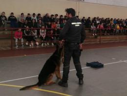 Bimbi a lezione con finanzieri molto speciali