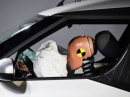 Esplode l'airbag, donna ferita al volto