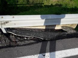 La strada ha ceduto: ponte chiuso