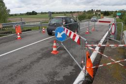 Il ponte riapre, ma a metà