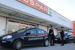 Armati di pistola assaltano il supermercato