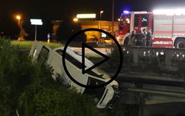 Pauroso incidente, l'auto finisce nel Ceresolo. Chiuso viale Porta Adige