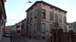 Marciapiede transennato causa api