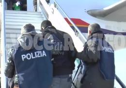 Ladro e spacciatore albanese messo su un volo di sola andata per Tirana