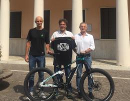 Una super bici tutta polesana in mano al sindaco che ama l'ambiente
