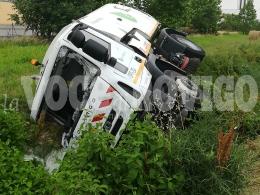 La spazzatrice vola fuori strada: conducente estratto dai vigili