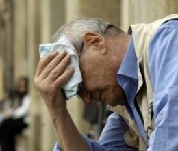 "Fa troppo caldo: aprite le porte del Comune agli anziani"