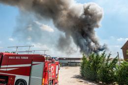 Incendio nell'allevamento di polli: i curiosi bloccano la strada ai soccorsi