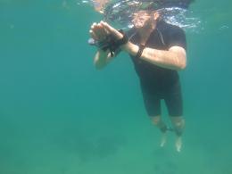 Attraversa il lago a nuoto con mani e piedi legati