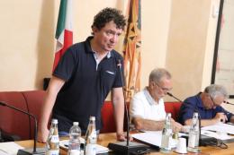 "Barbierato ha gettato la maschera". "Dimettiti". "Dittatura"